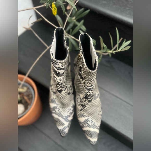 BLONDO SNAKE PRINT WATERPROOF ANKLE BOOTIES HEELS WOMENS SZ 9M Black Gray White - Picture 9 of 14